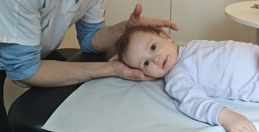 ostéopathe nourrisson technique douce cervicale torticolis