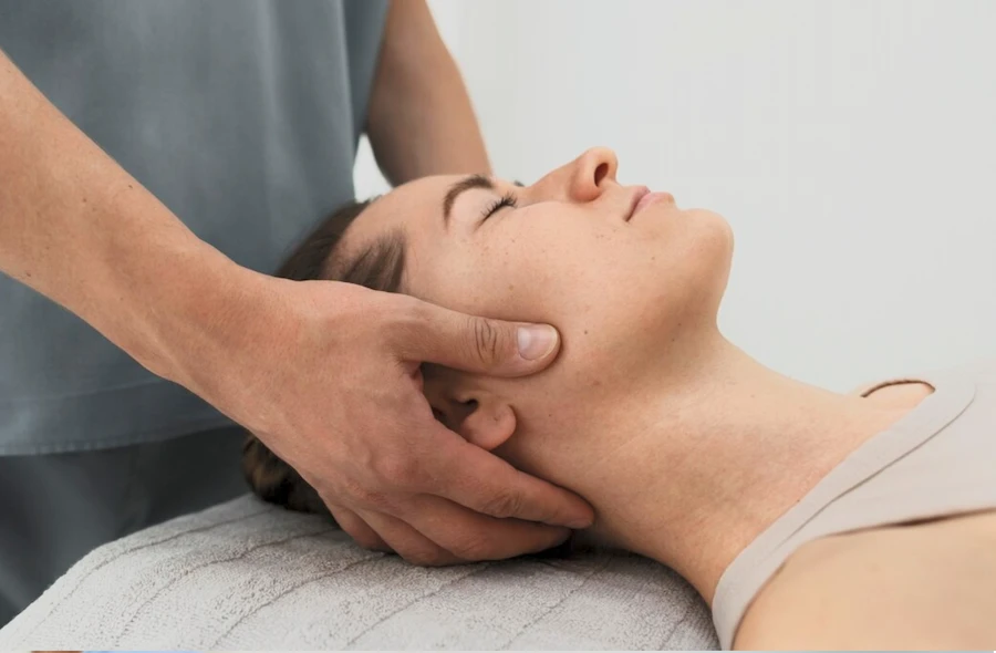 ostéopathe traitement ATM mâchoire douleur crânienne